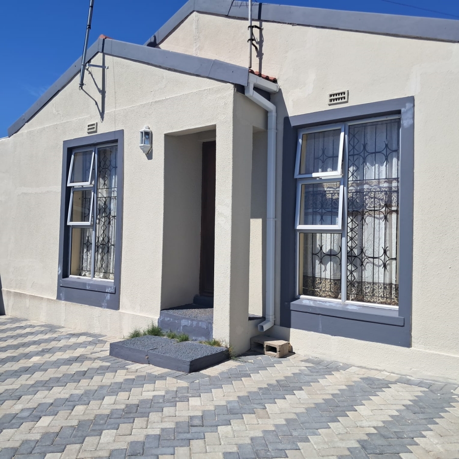 5 Bedroom Property for Sale in Ilitha Park Western Cape